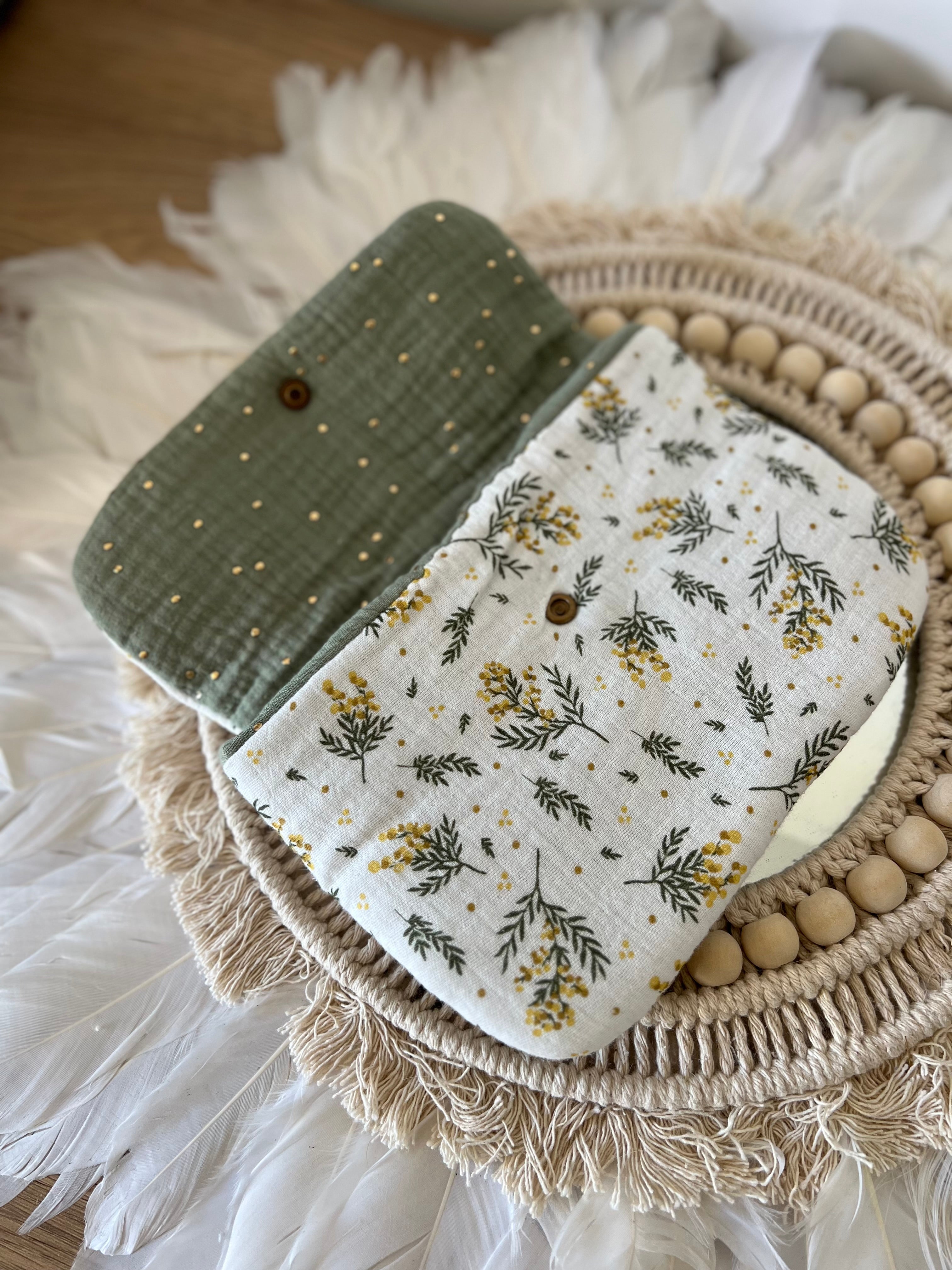 Pochette « Mimosa » livre, liseuse, maquillage, bijoux