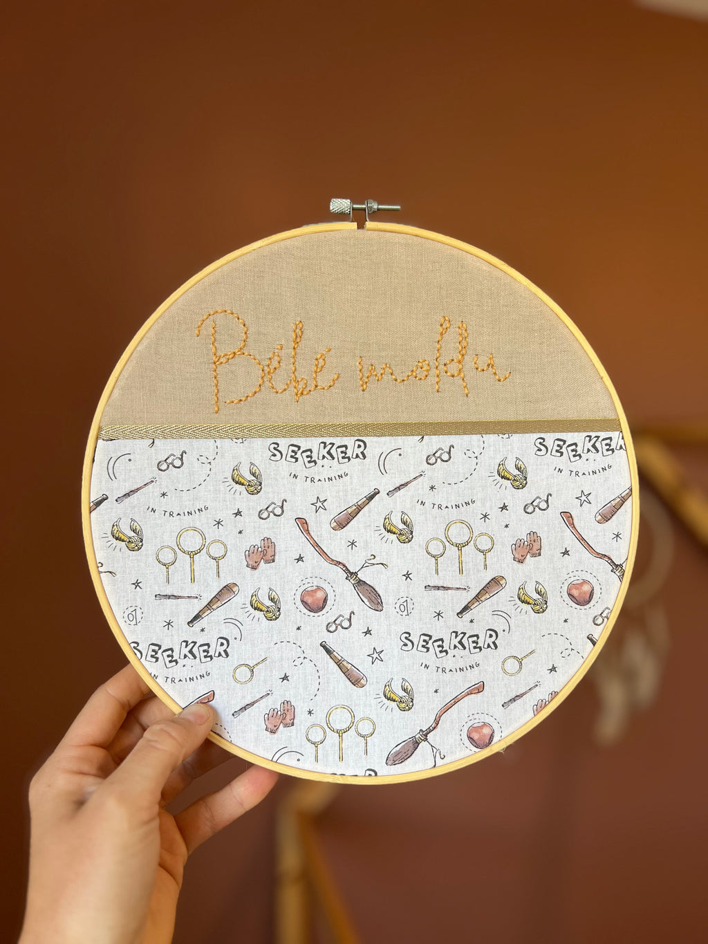 Cerceau de décoration brodé « Bébé moldu » - Décoration murale pour la chambre de bébé