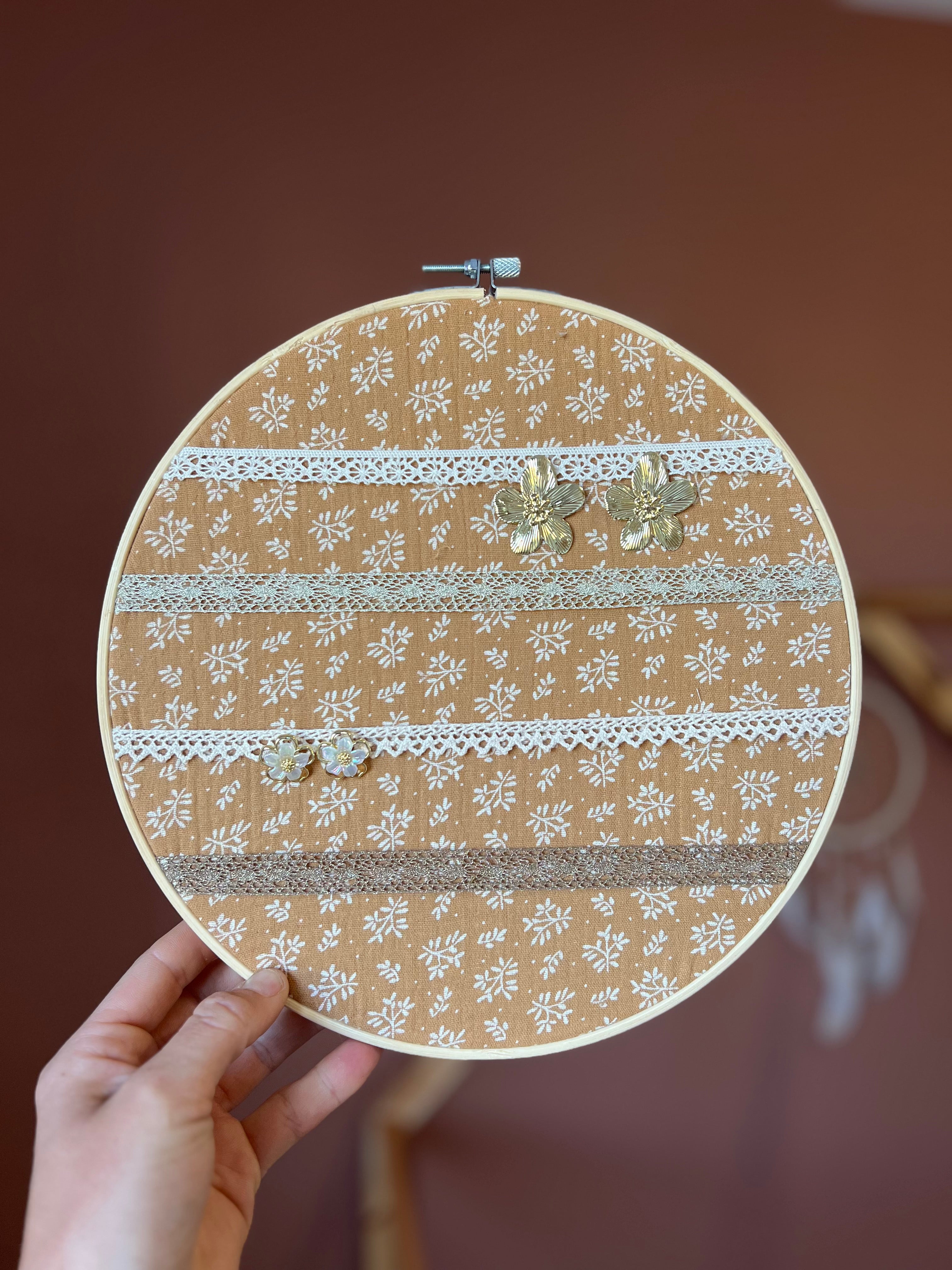 Porte boucles d’oreilles mural fait main – décoration bohème en tissu fleuri double gaze et rubans en dentelles