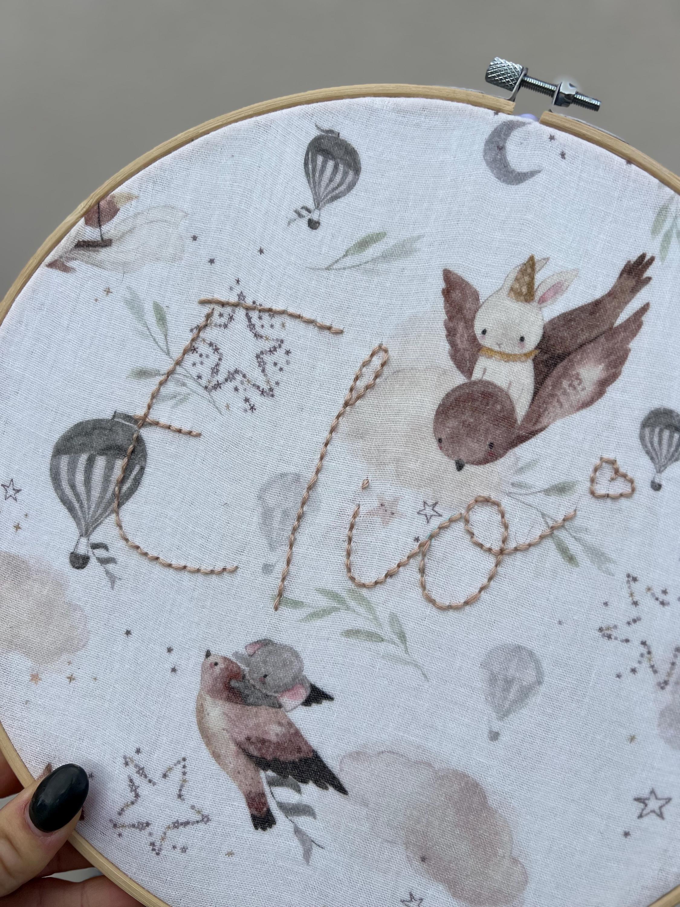 Cercle de décoration brodé à la main personnalisable - Création artisanale pour la chambre de bébé.