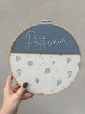 Cercle de decoration brodé à la main personnalisable « Petit cœur » - décoration murale artisanale pour chambre de bébé - Cadeau de naissance