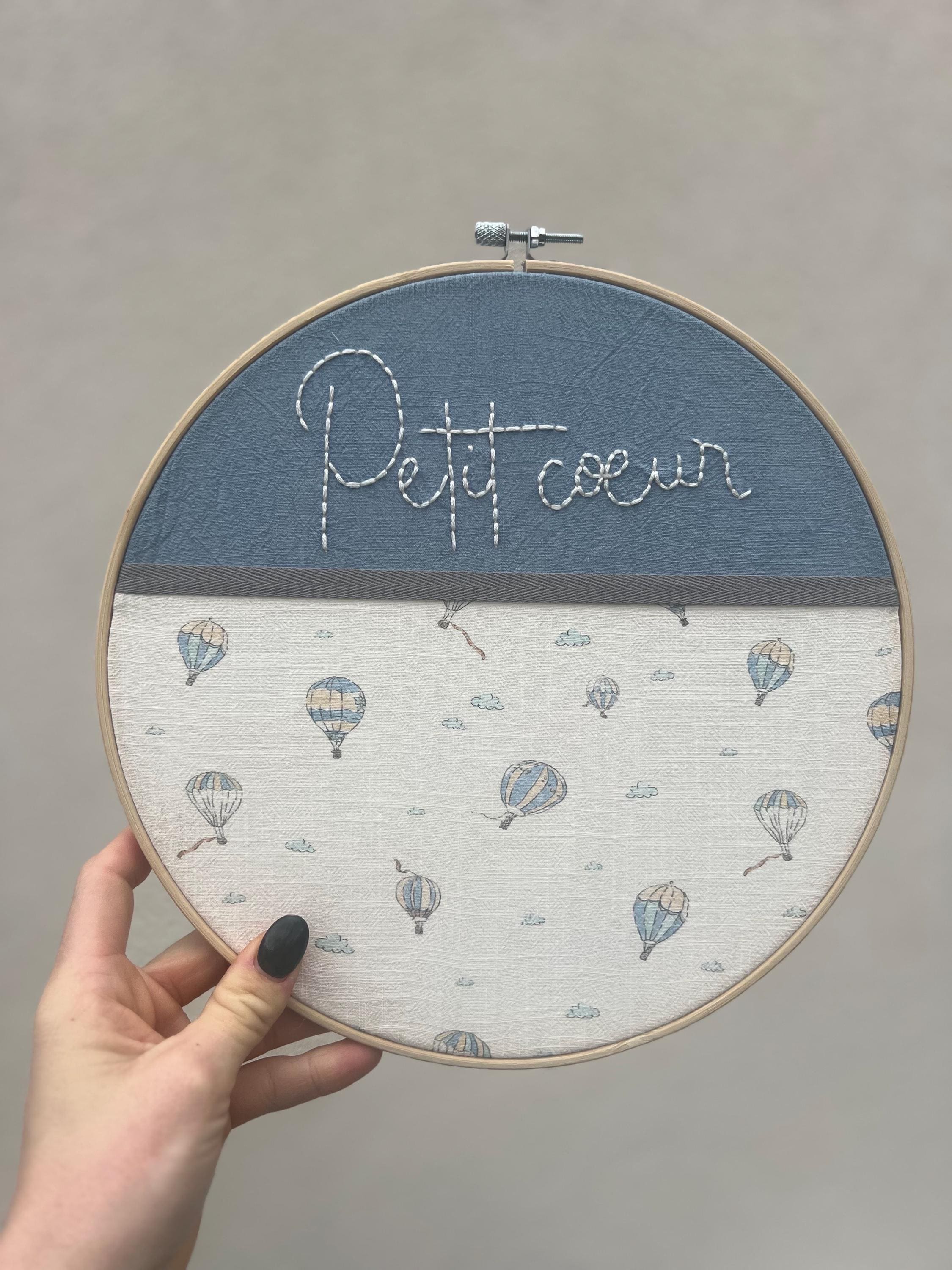 Cercle de decoration brodé à la main personnalisable « Petit cœur » - décoration murale artisanale pour chambre de bébé - Cadeau de naissance