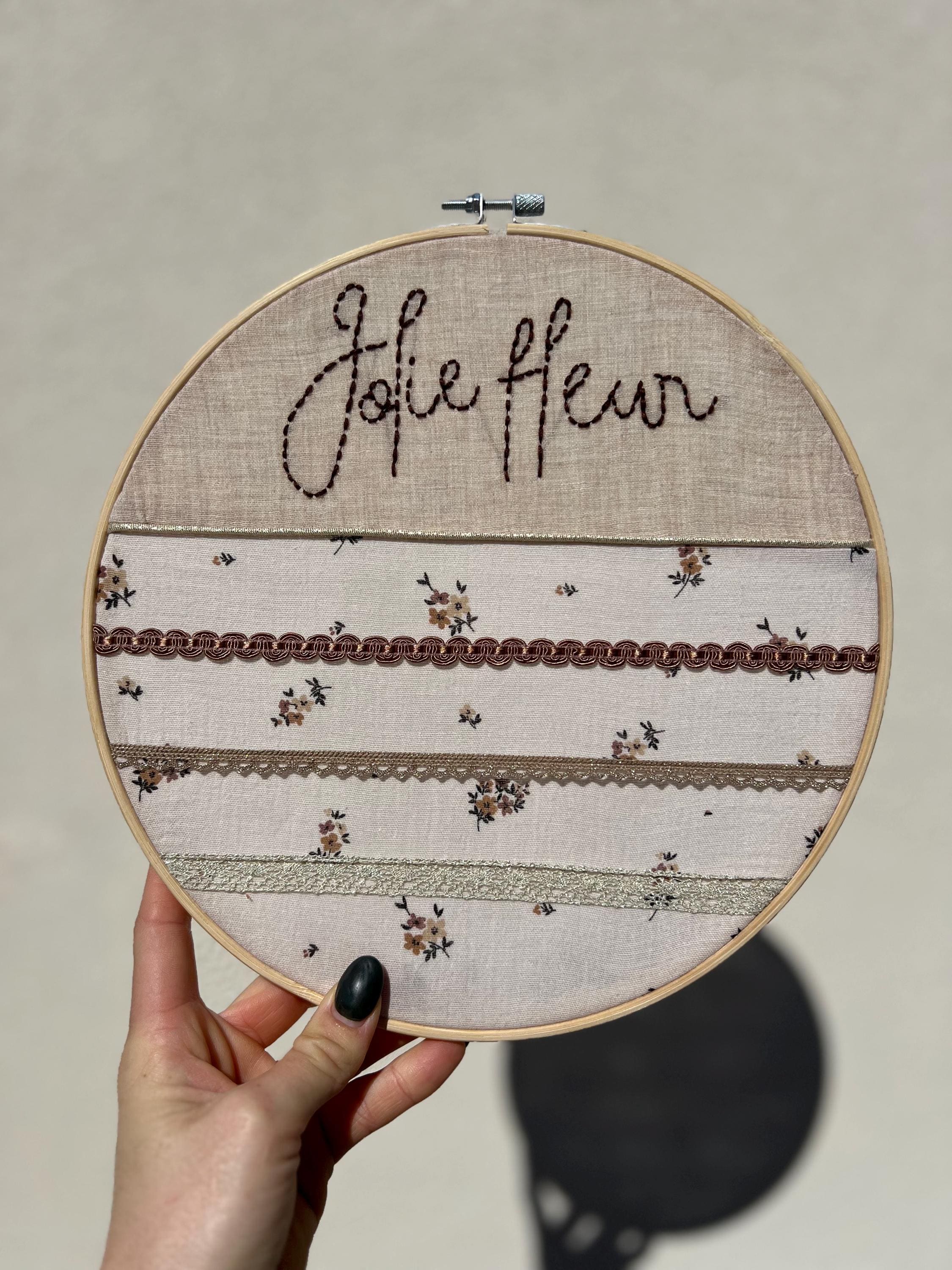 Porte-barrettes brodé à la main « Jolie Fleur »