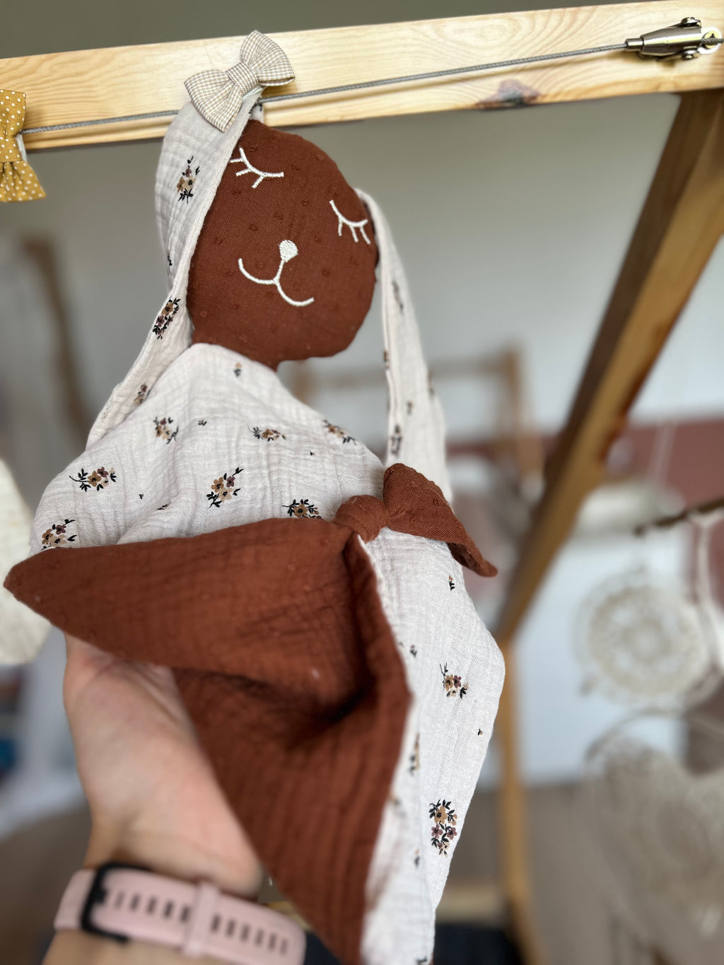 Doudou lapin bébé en double gaze « Esmée » – Fait main & personnalisable