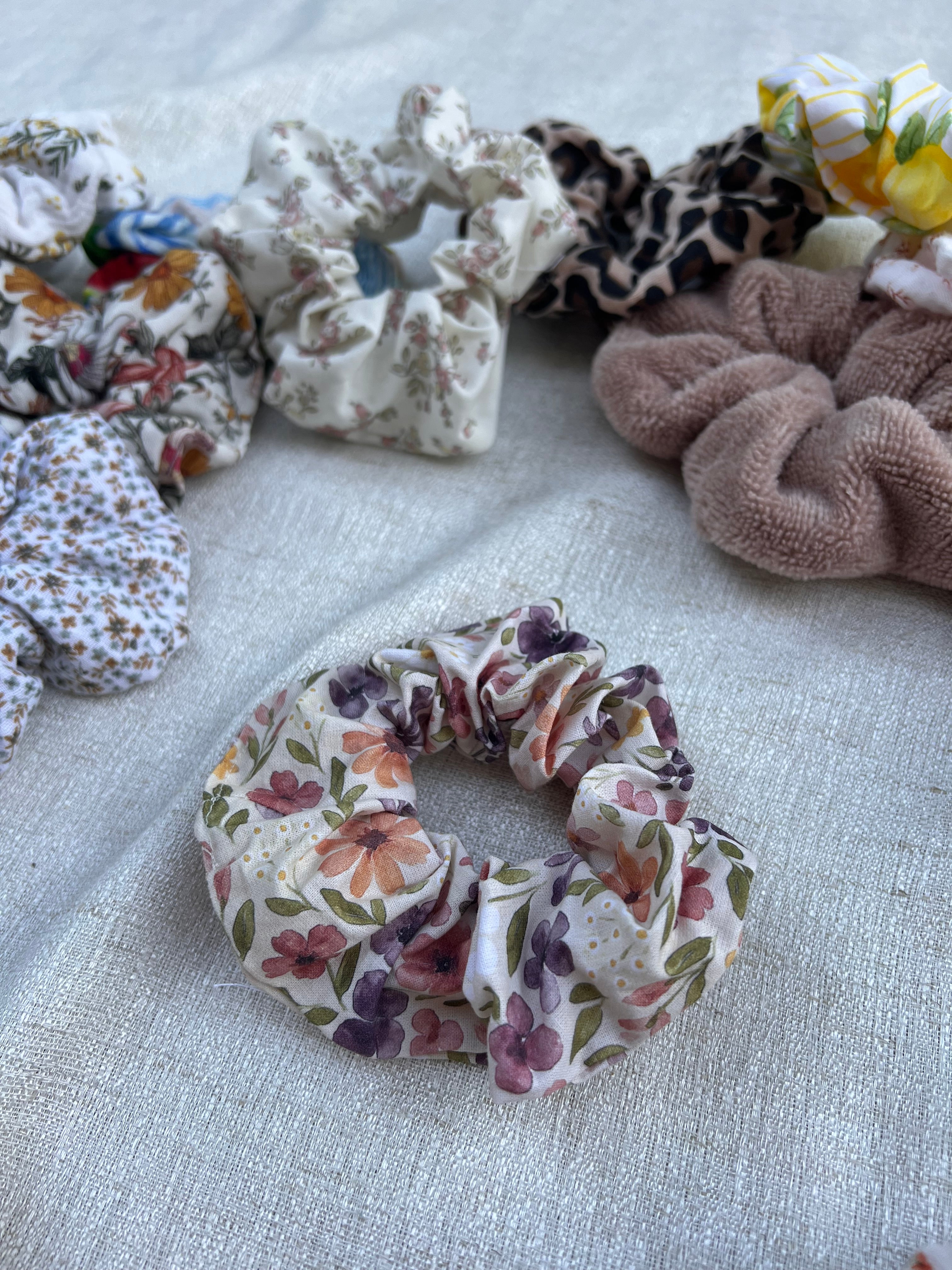Chouchou pour cheveux en tissu artisanal - modèle 2