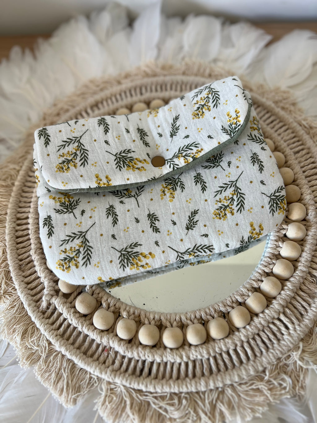 Pochette « Mimosa » livre, liseuse, maquillage, bijoux