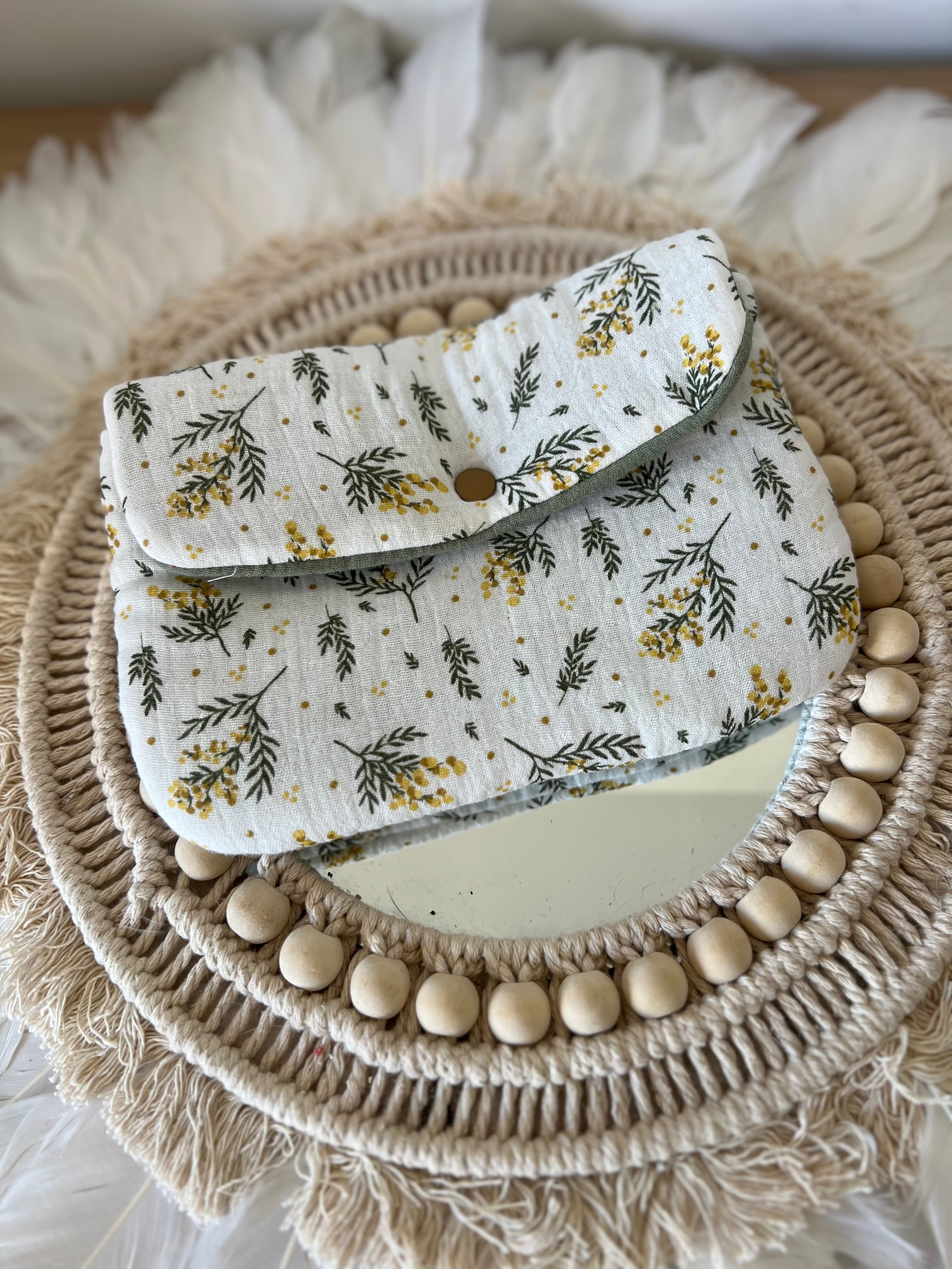Pochette « Mimosa » livre, liseuse, maquillage, bijoux