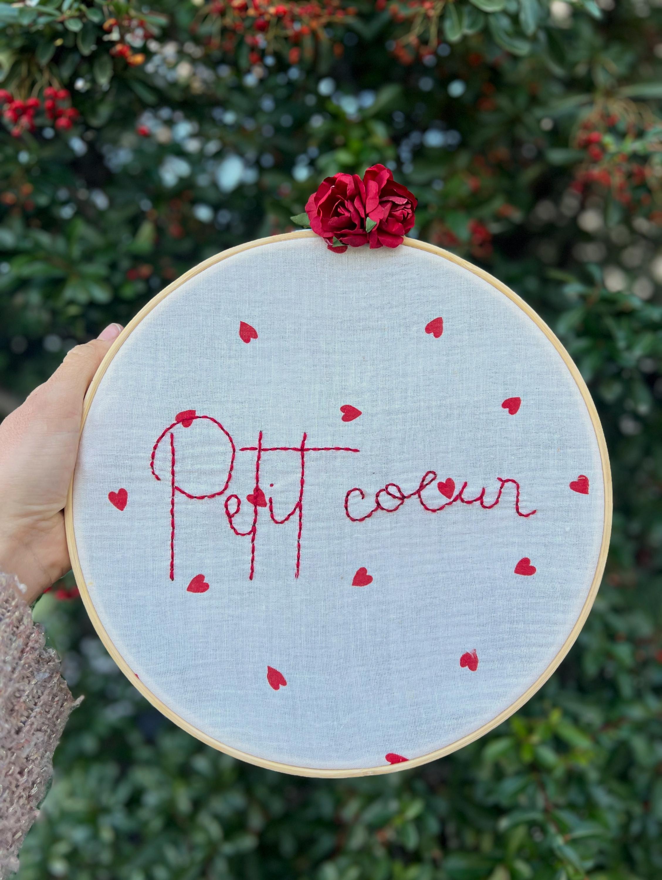 Cercle de decoration brodé à la main « Petit cœur » - décoration murale artisanale pour chambre de bébé