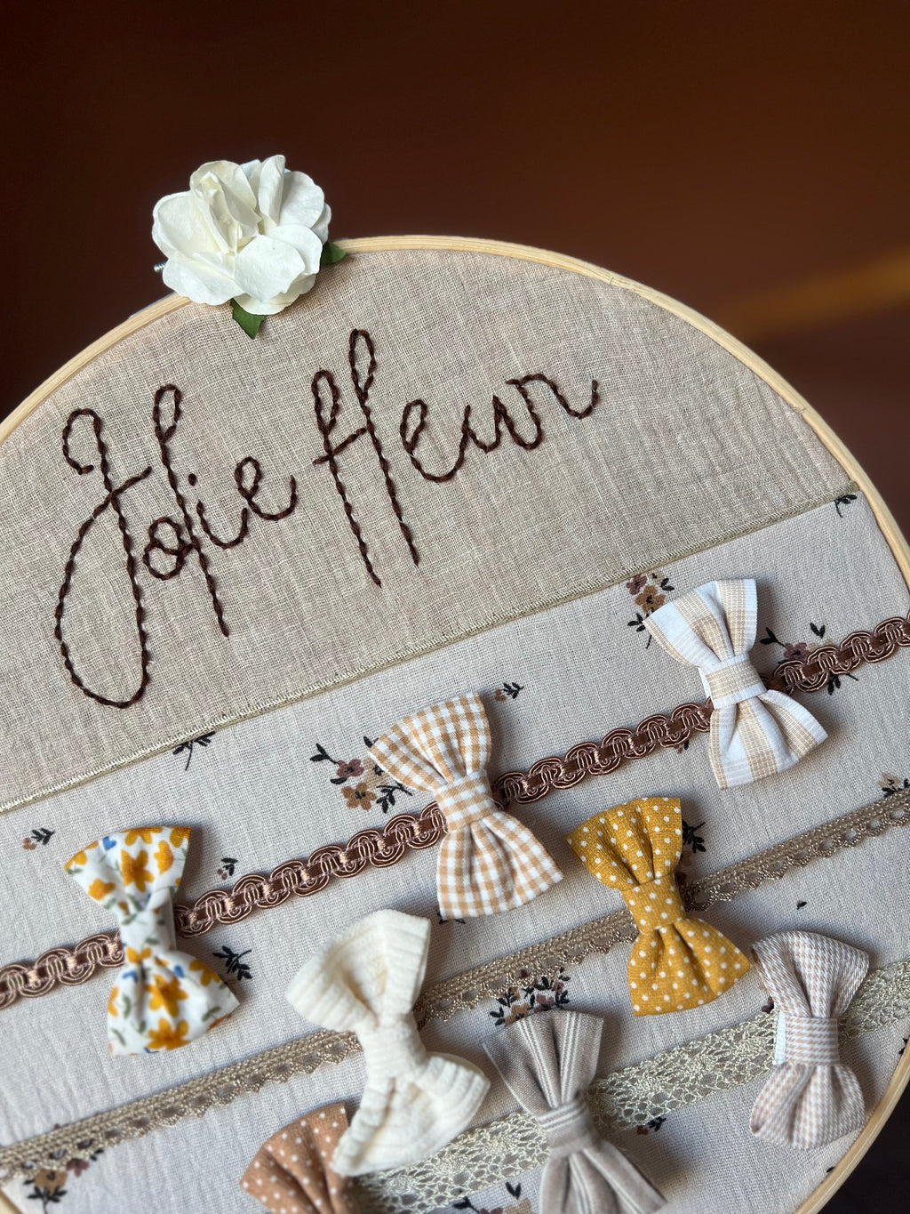 Porte-barrettes brodé à la main « Jolie Fleur »