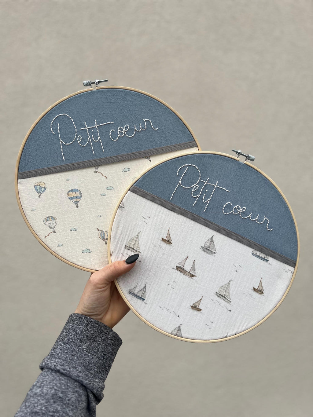 Cercle de decoration brodé à la main personnalisable « Petit cœur » - décoration murale artisanale pour chambre de bébé - Cadeau de naissance