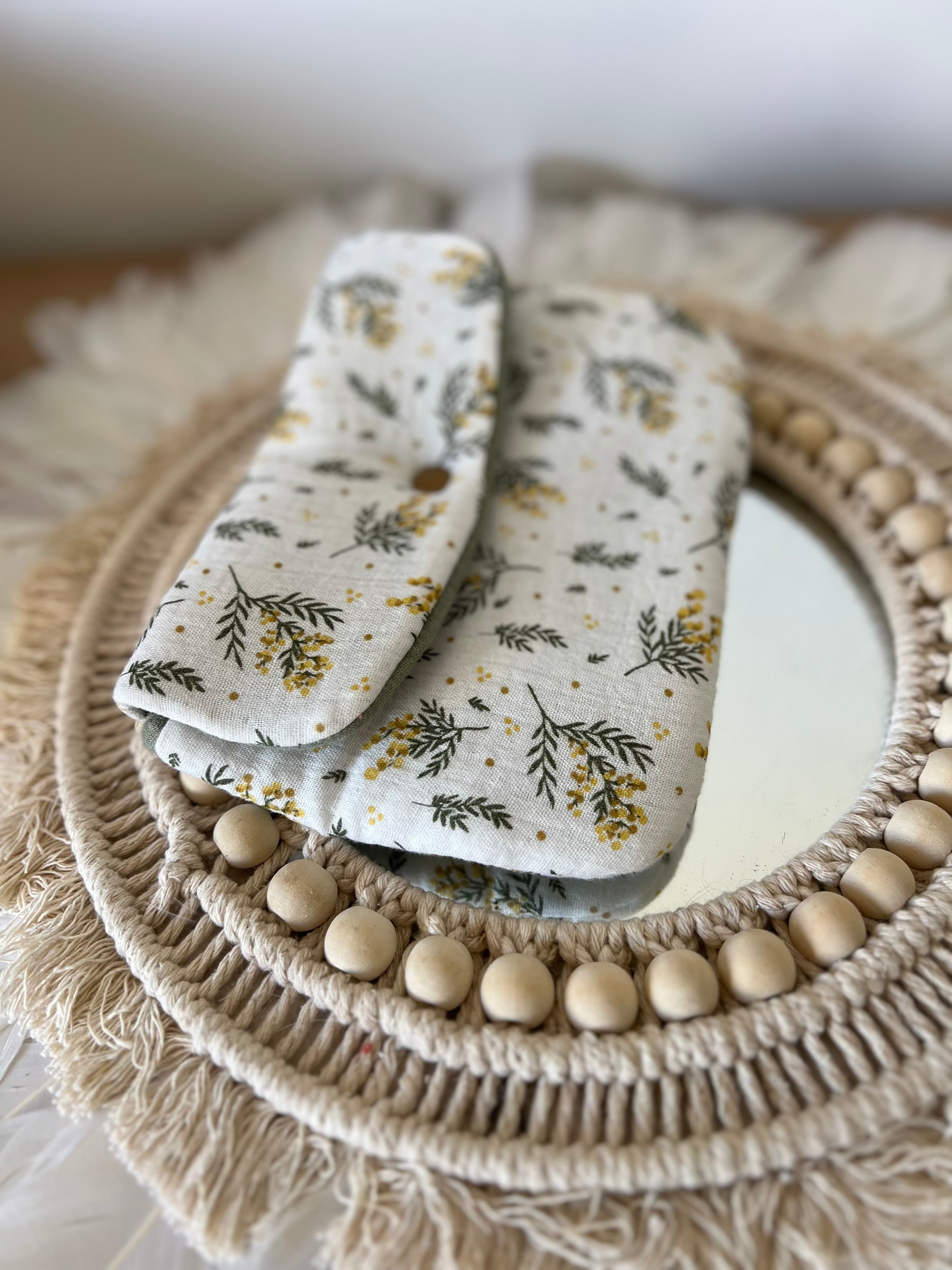 Pochette « Mimosa » livre, liseuse, maquillage, bijoux