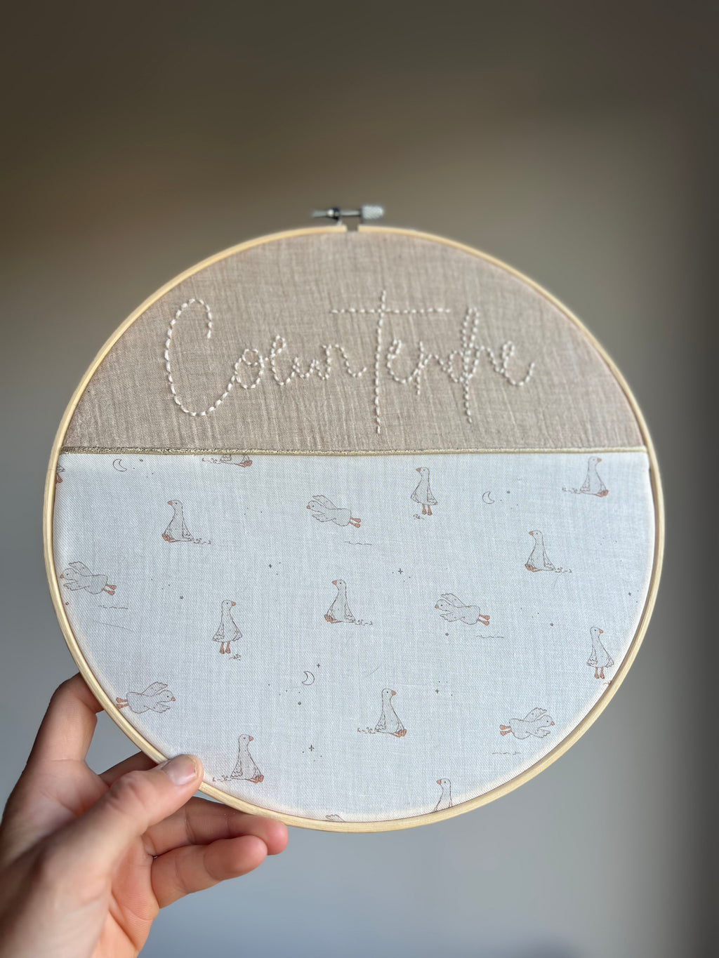 Cerceau de décoration brodé à la main « Cœur tendre » - Décoration pour la chambre de bébé personnalisable