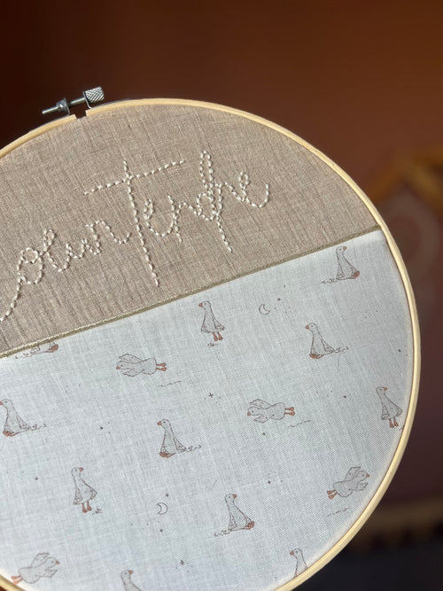 Cerceau de décoration brodé à la main « Cœur tendre » - Décoration pour la chambre de bébé personnalisable