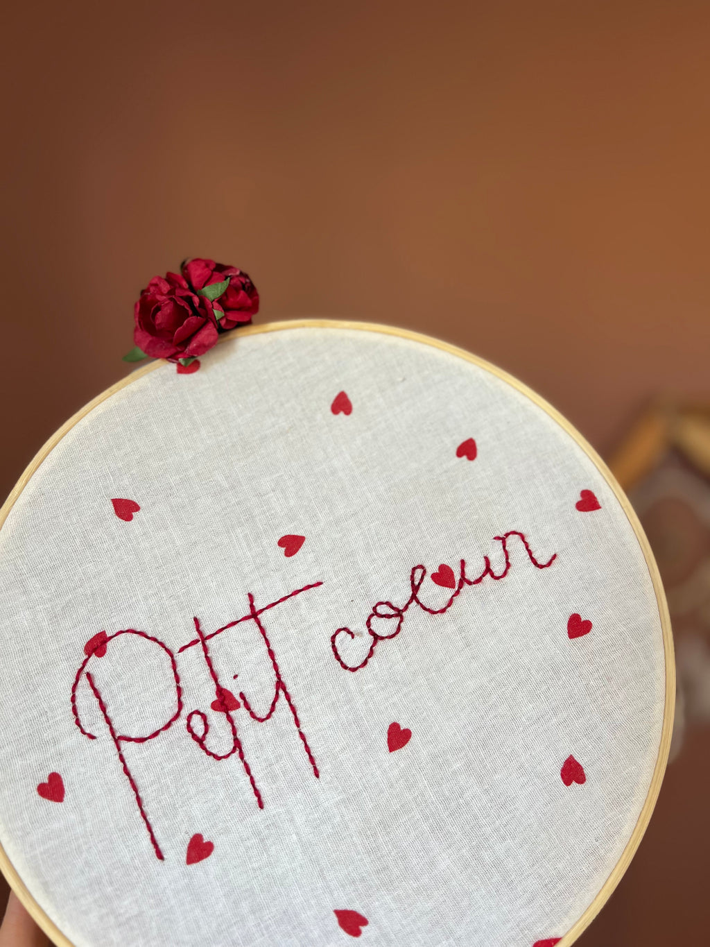 Cercle de decoration brodé à la main « Petit cœur » - décoration murale artisanale pour chambre de bébé