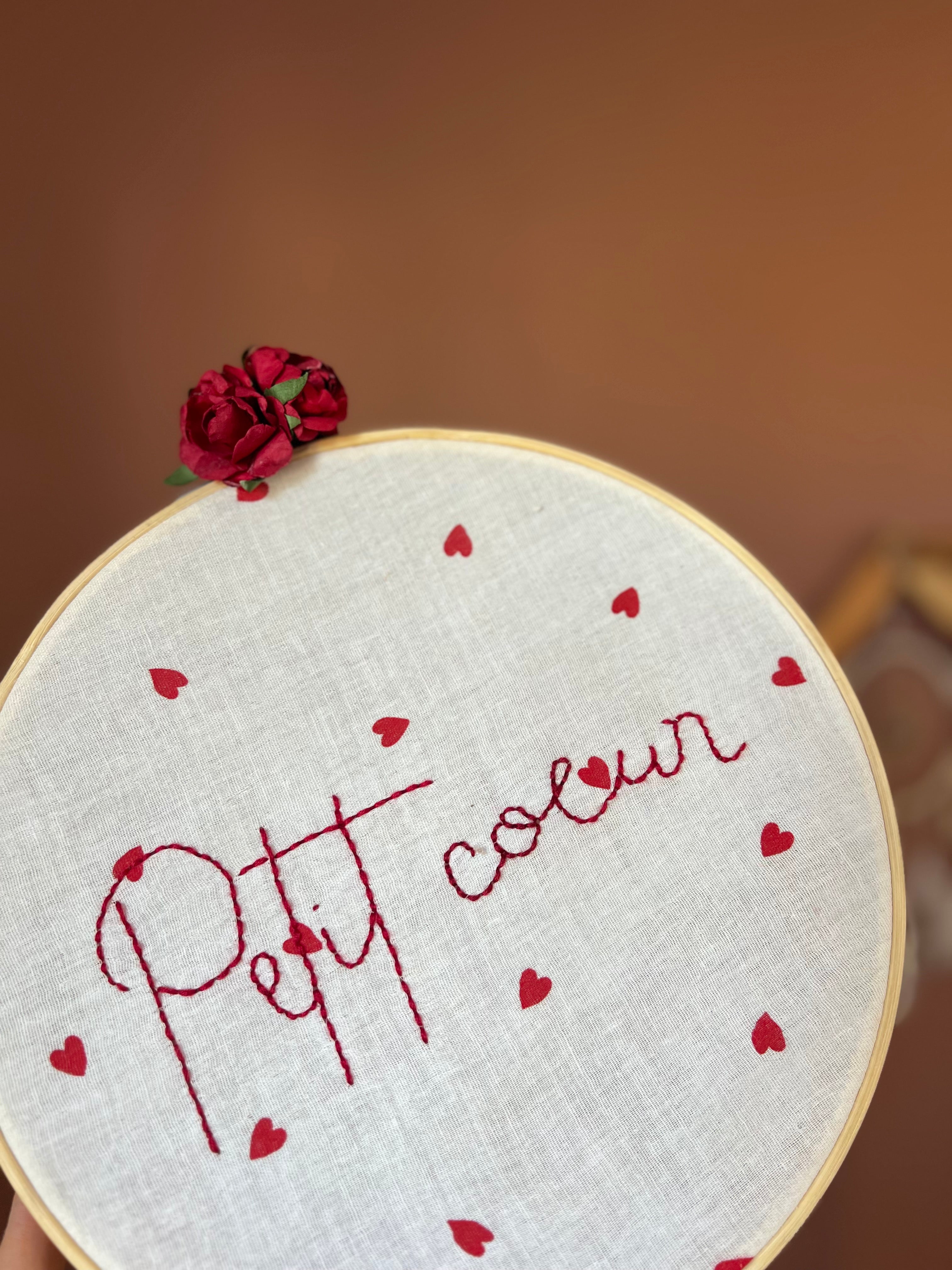 Cercle de decoration brodé à la main « Petit cœur » - décoration murale artisanale pour chambre de bébé