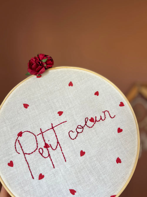 Cercle de decoration brodé à la main « Petit cœur » - décoration murale artisanale pour chambre de bébé