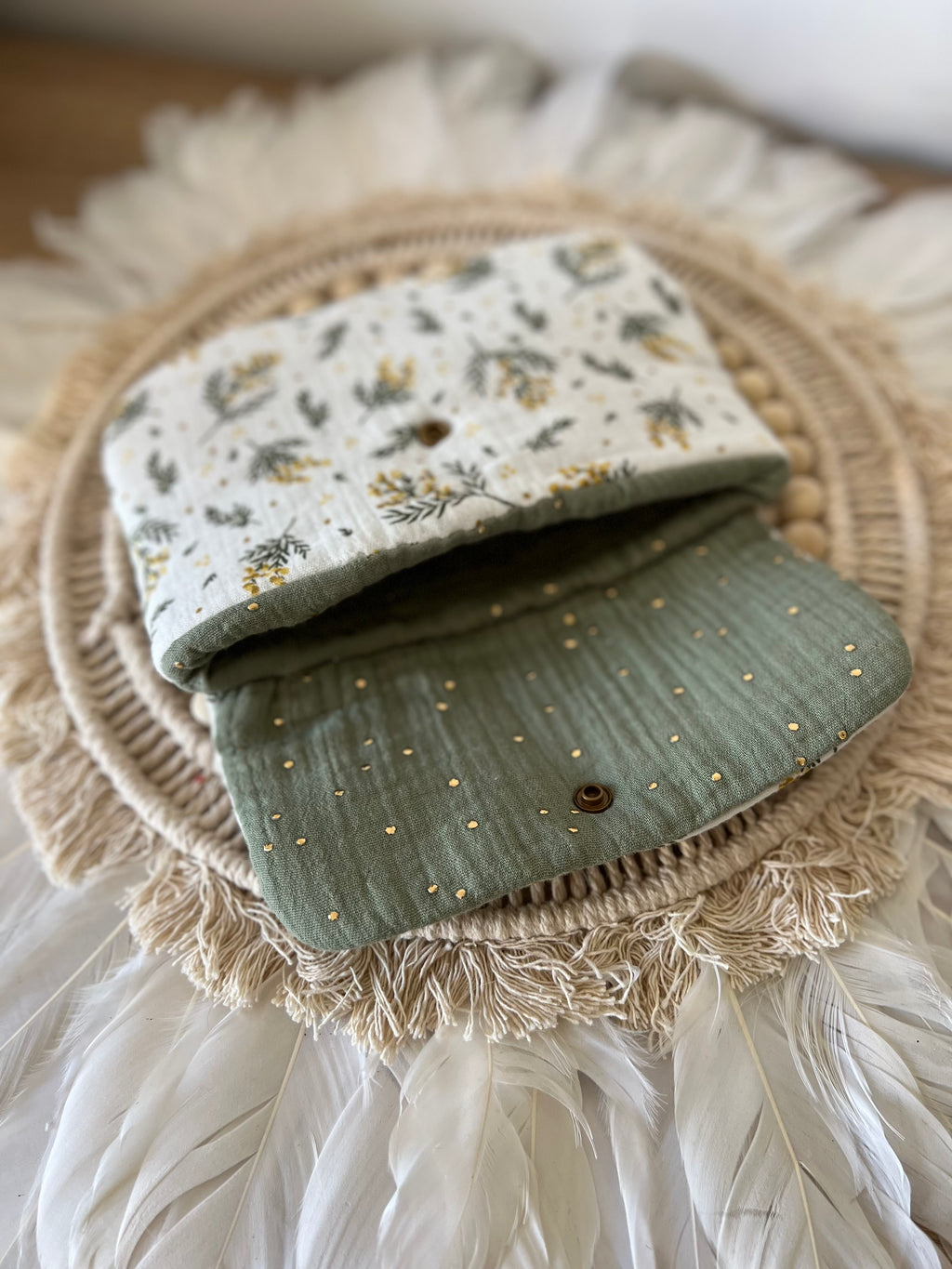 Pochette « Mimosa » livre, liseuse, maquillage, bijoux