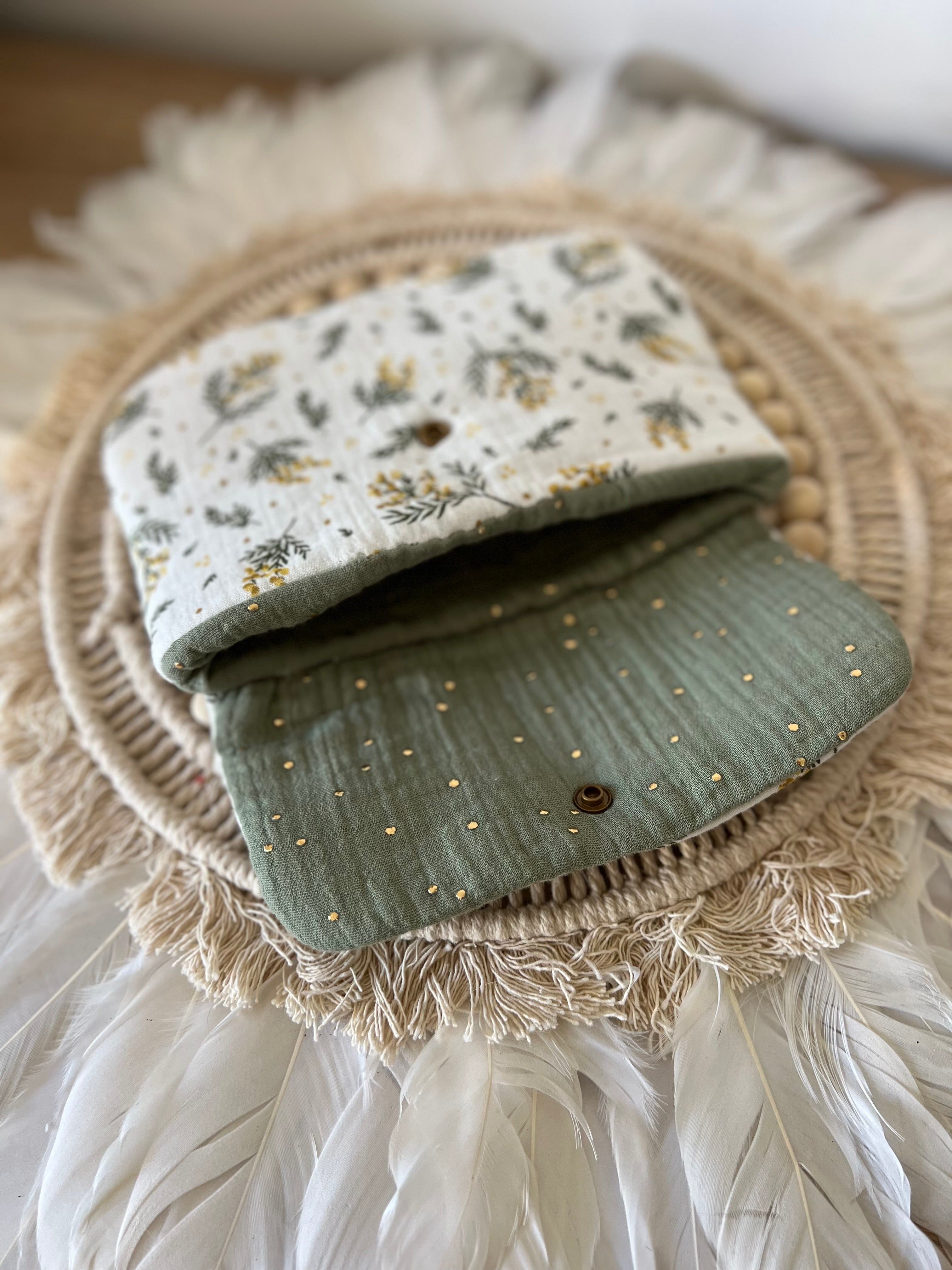 Pochette « Mimosa » livre, liseuse, maquillage, bijoux