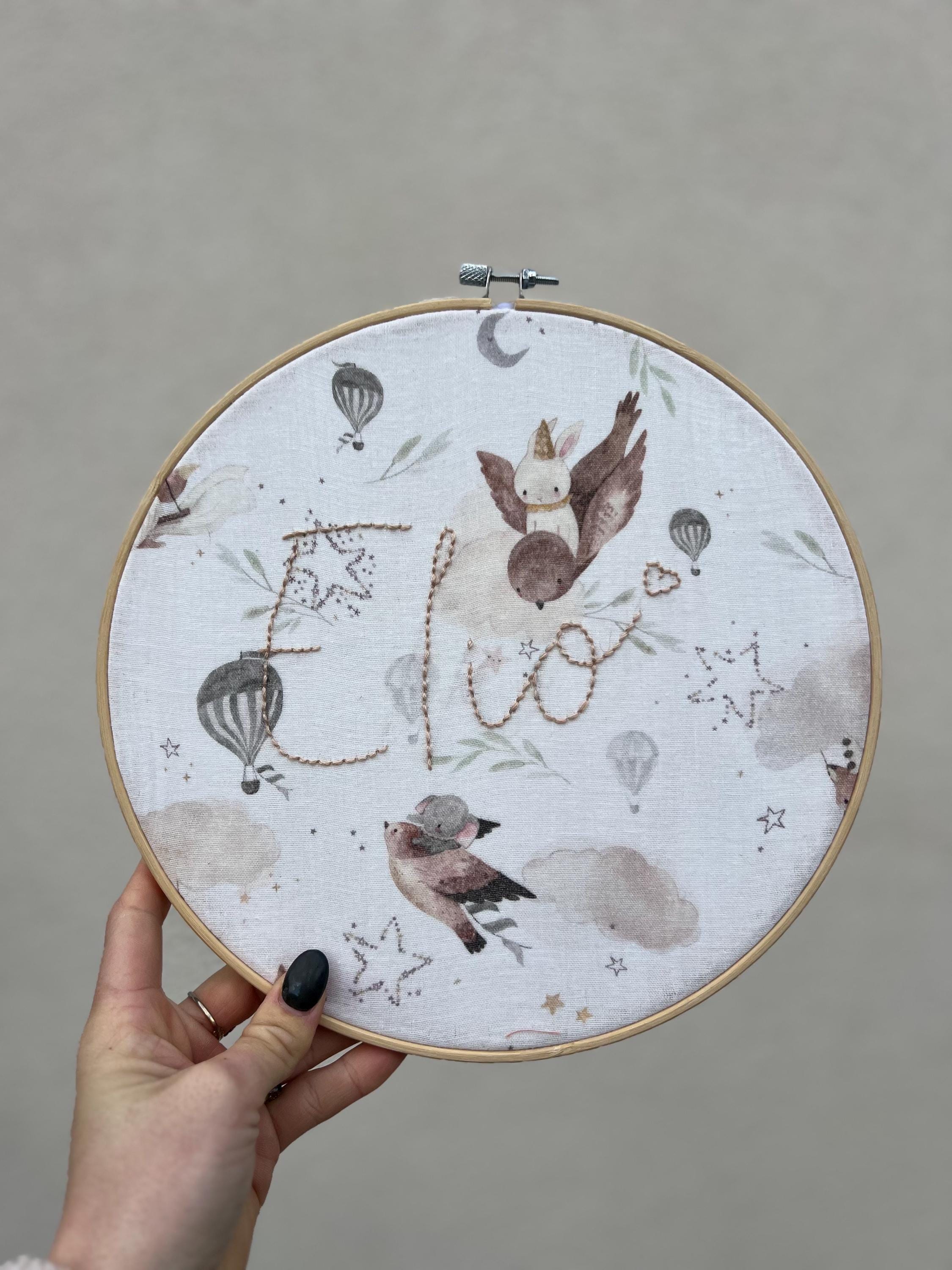 Cercle de décoration brodé à la main personnalisable - Création artisanale pour la chambre de bébé.