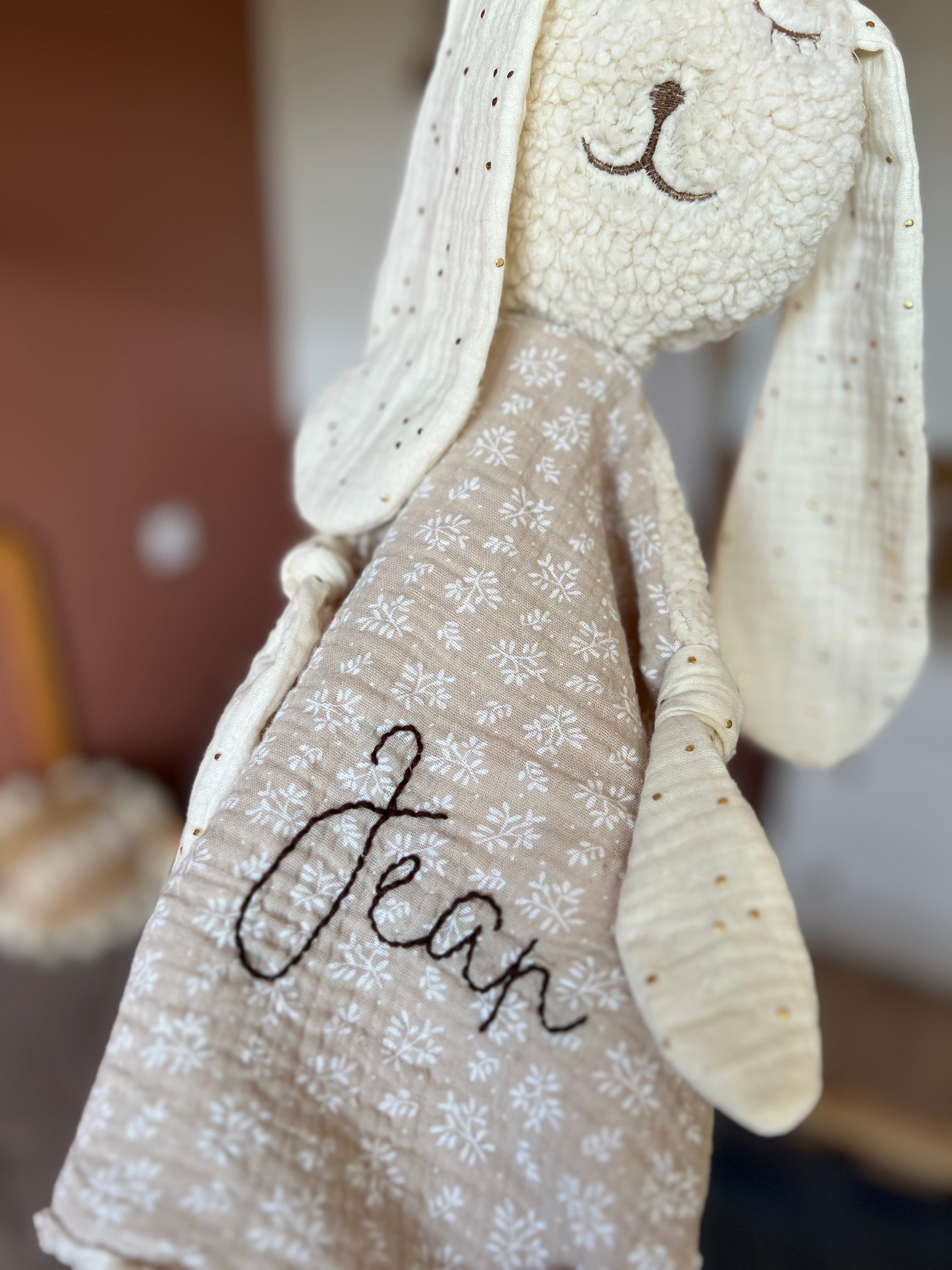 Doudou lapin bébé en double gaze « Esmée » – Fait main & personnalisable