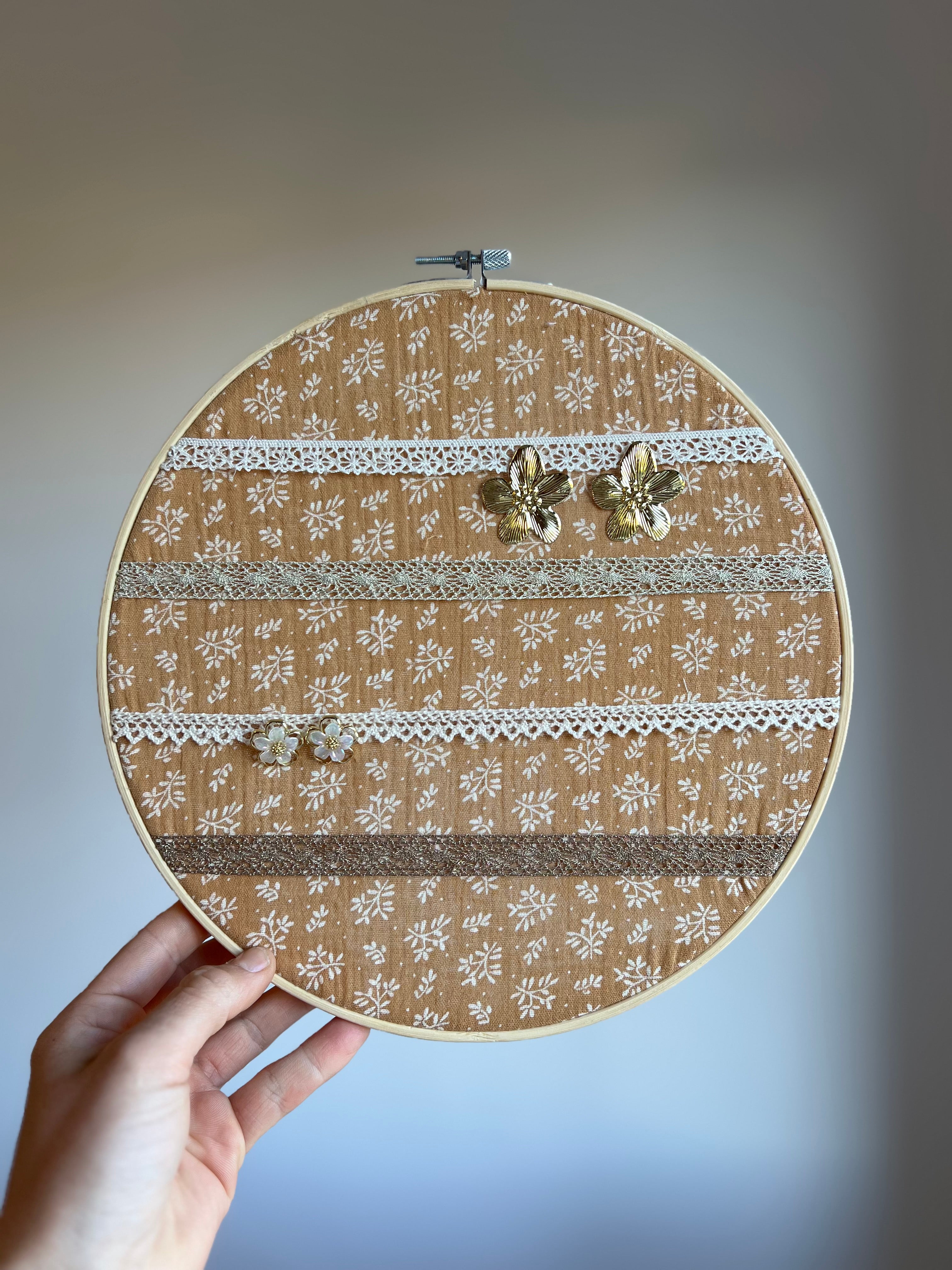 Porte boucles d’oreilles mural fait main – décoration bohème en tissu fleuri double gaze et rubans en dentelles