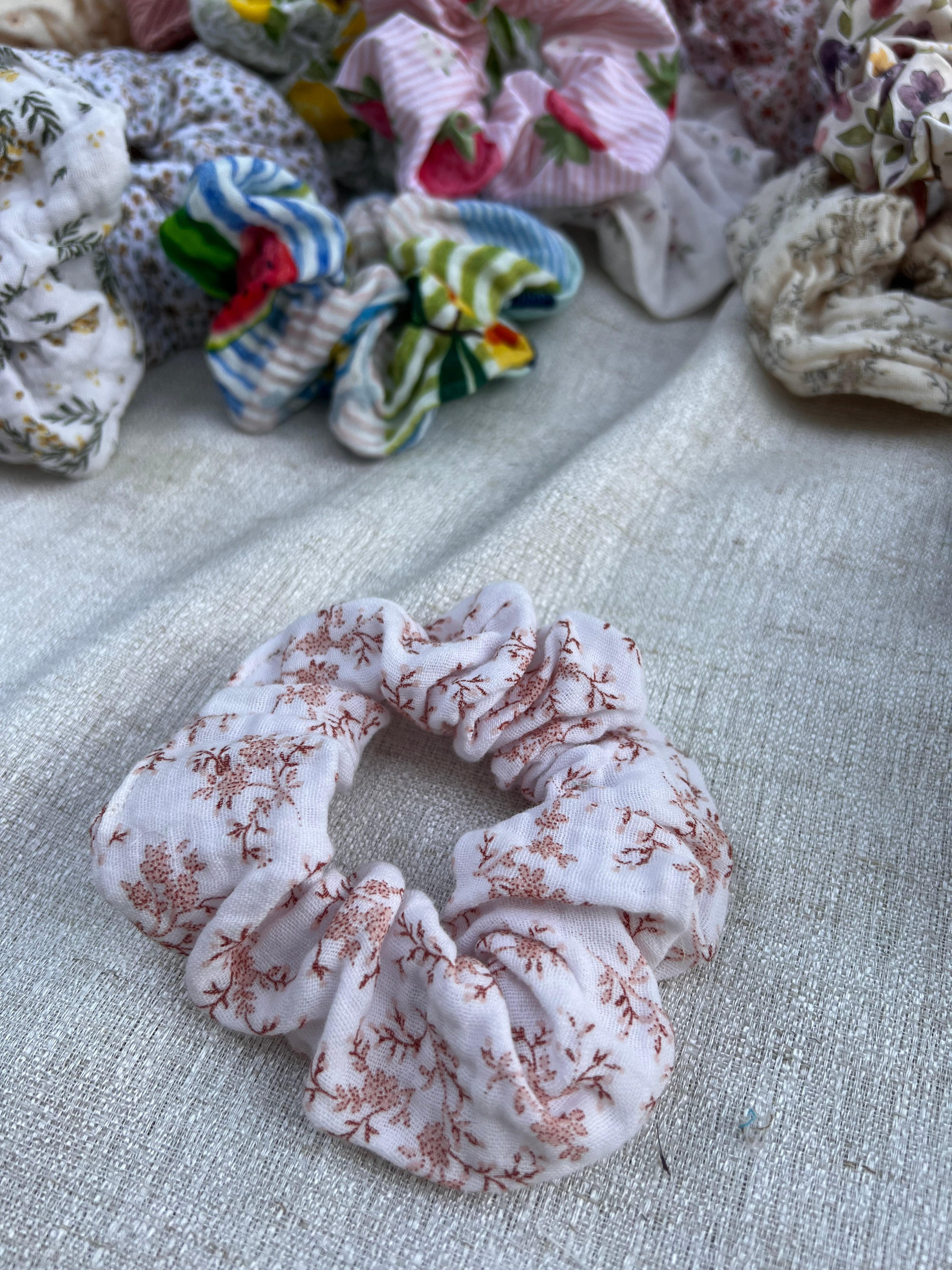 Chouchou pour cheveux en tissu artisanal - modèle 1