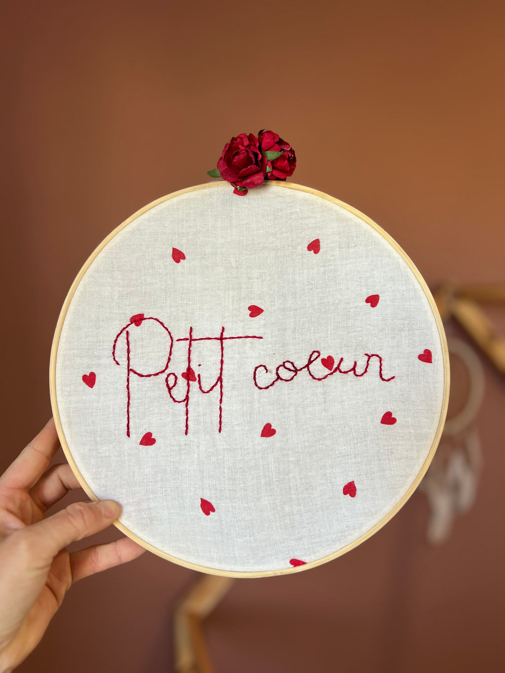 Cercle de decoration brodé à la main « Petit cœur » - décoration murale artisanale pour chambre de bébé