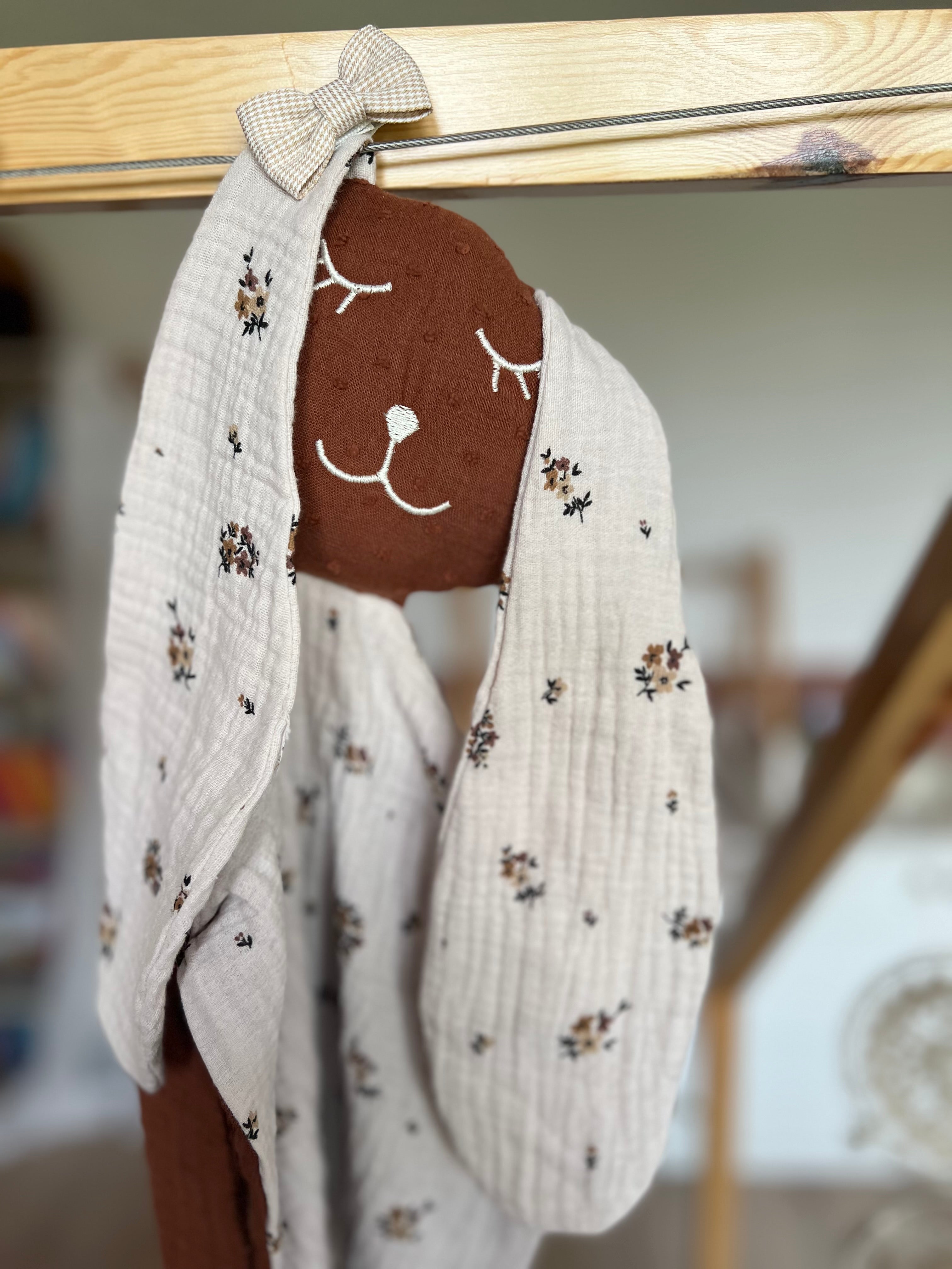 Doudou lapin bébé en double gaze « Esmée » – Fait main & personnalisable