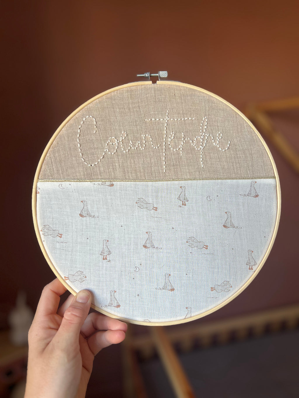 Cerceau de décoration brodé à la main « Cœur tendre » - Décoration pour la chambre de bébé personnalisable