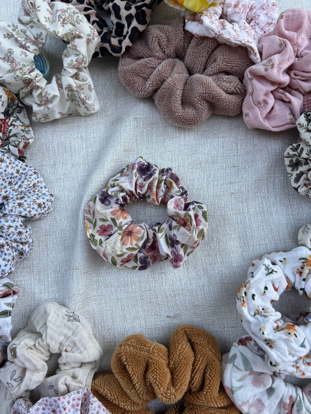 Chouchou pour cheveux en tissu artisanal - modèle 2