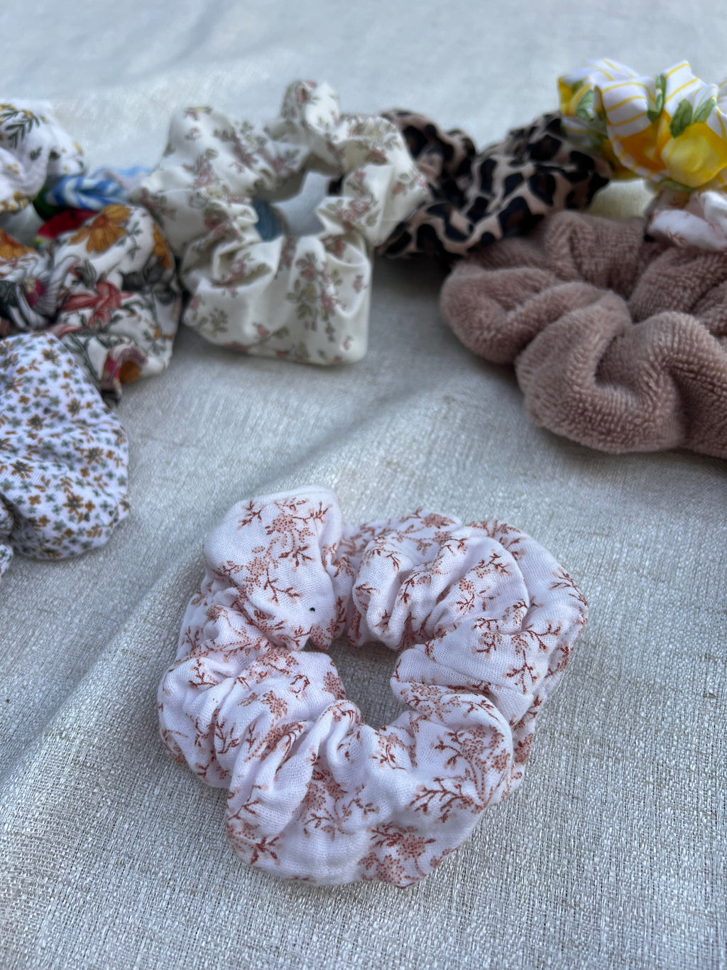 Chouchou pour cheveux en tissu artisanal - modèle 1