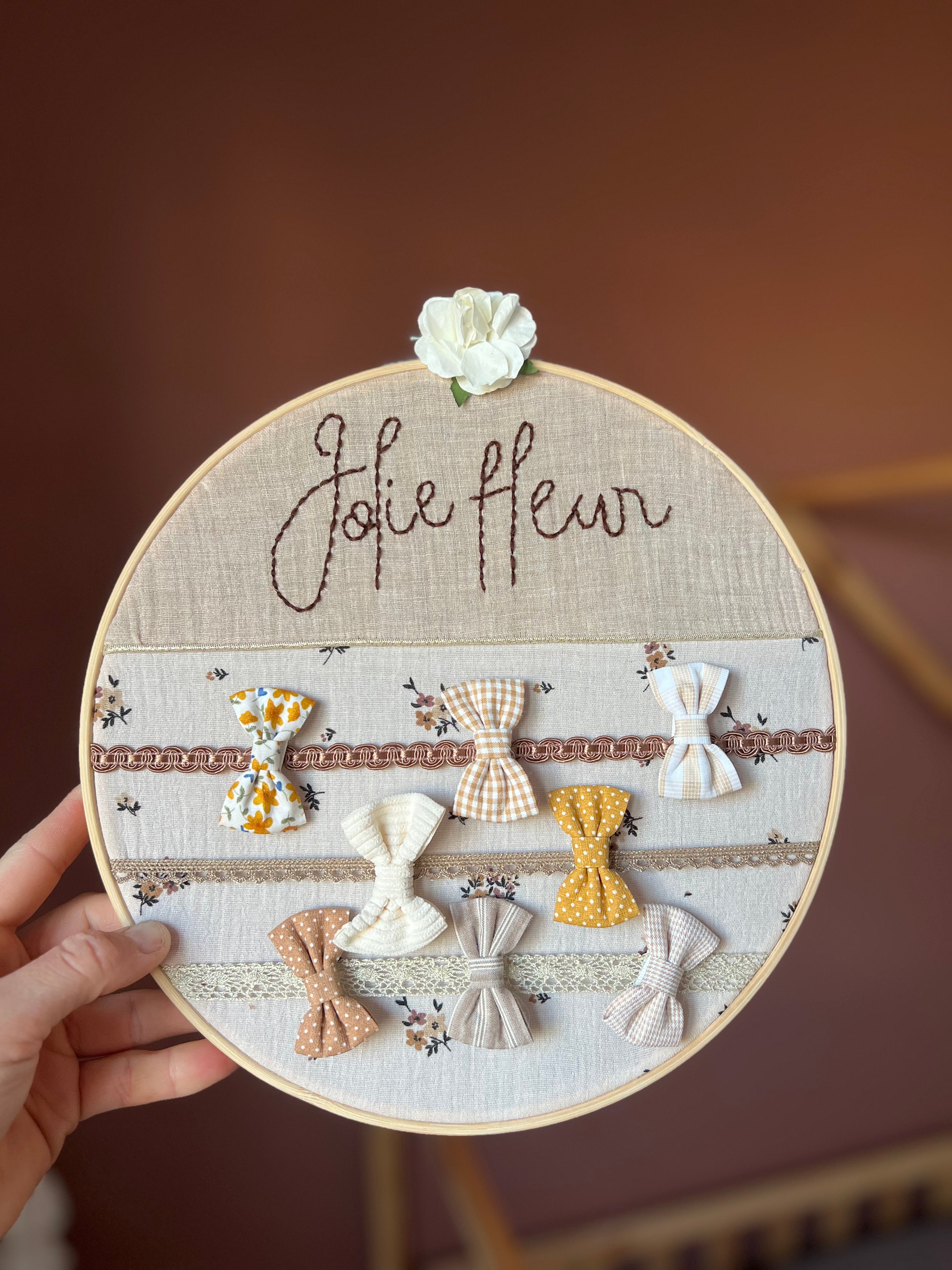 Porte-barrettes brodé à la main « Jolie Fleur »