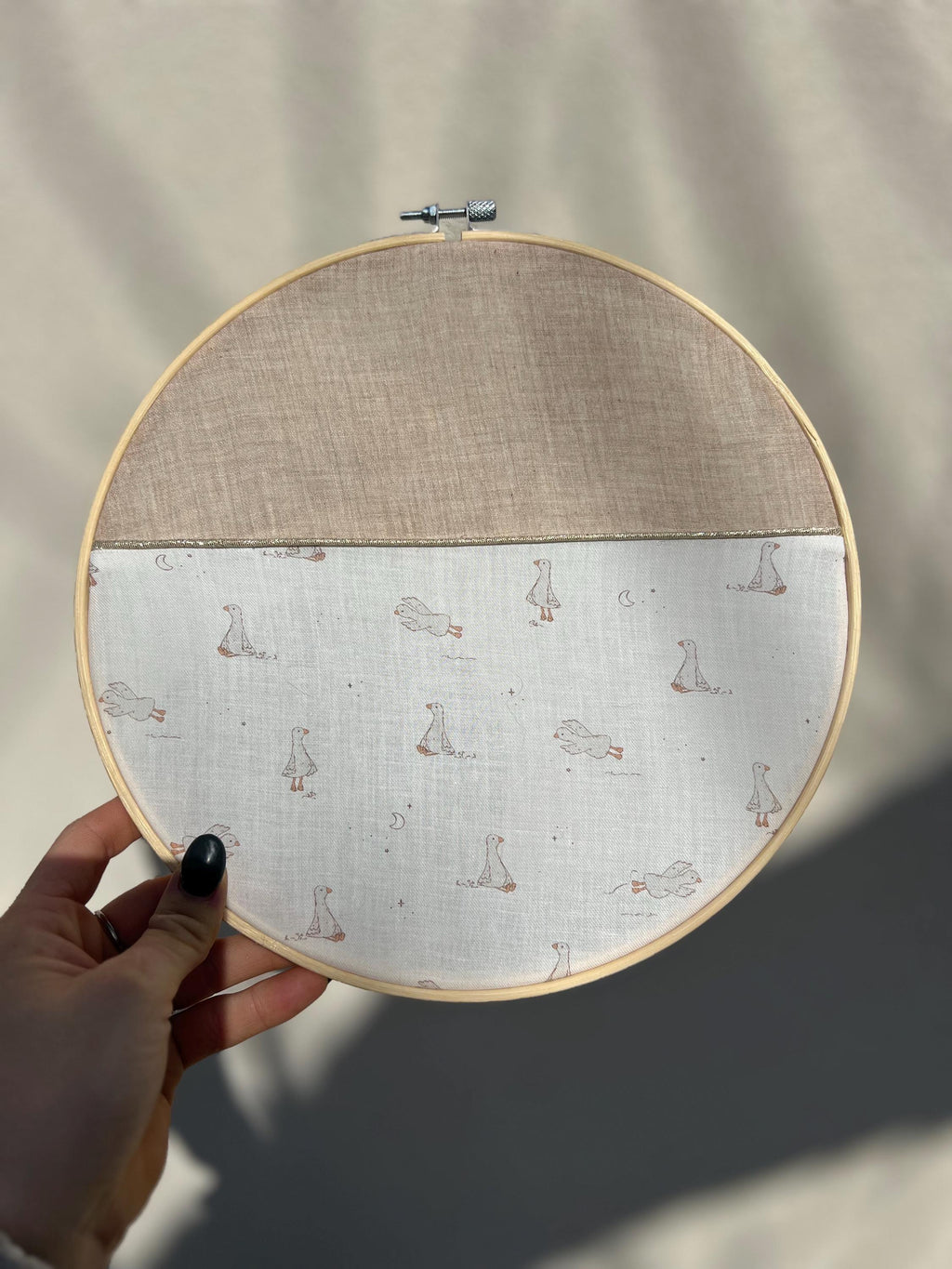 Cerceau de décoration brodé à la main « Cœur tendre » - Décoration pour la chambre de bébé personnalisable