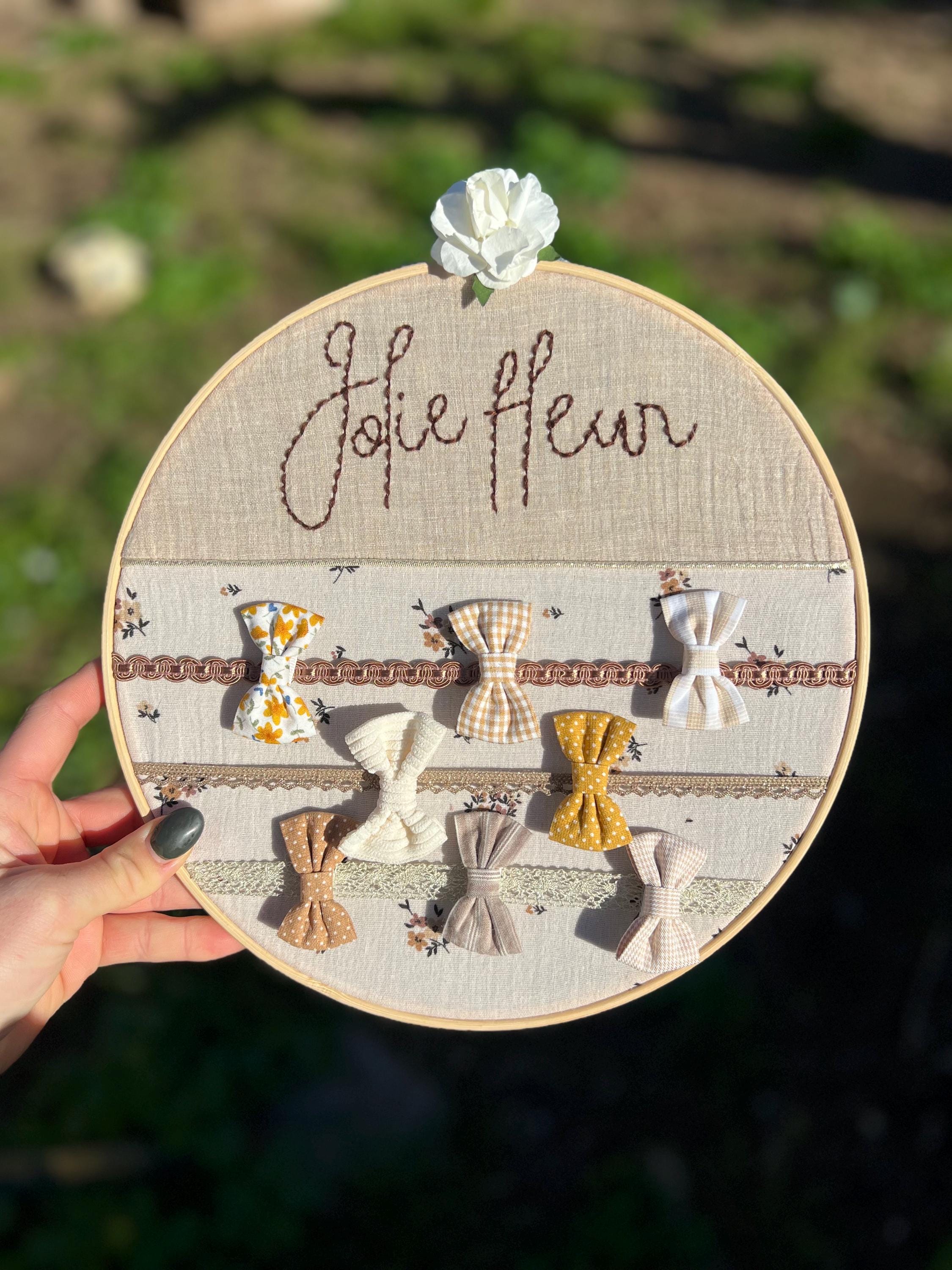 Porte-barrettes brodé à la main « Jolie Fleur »