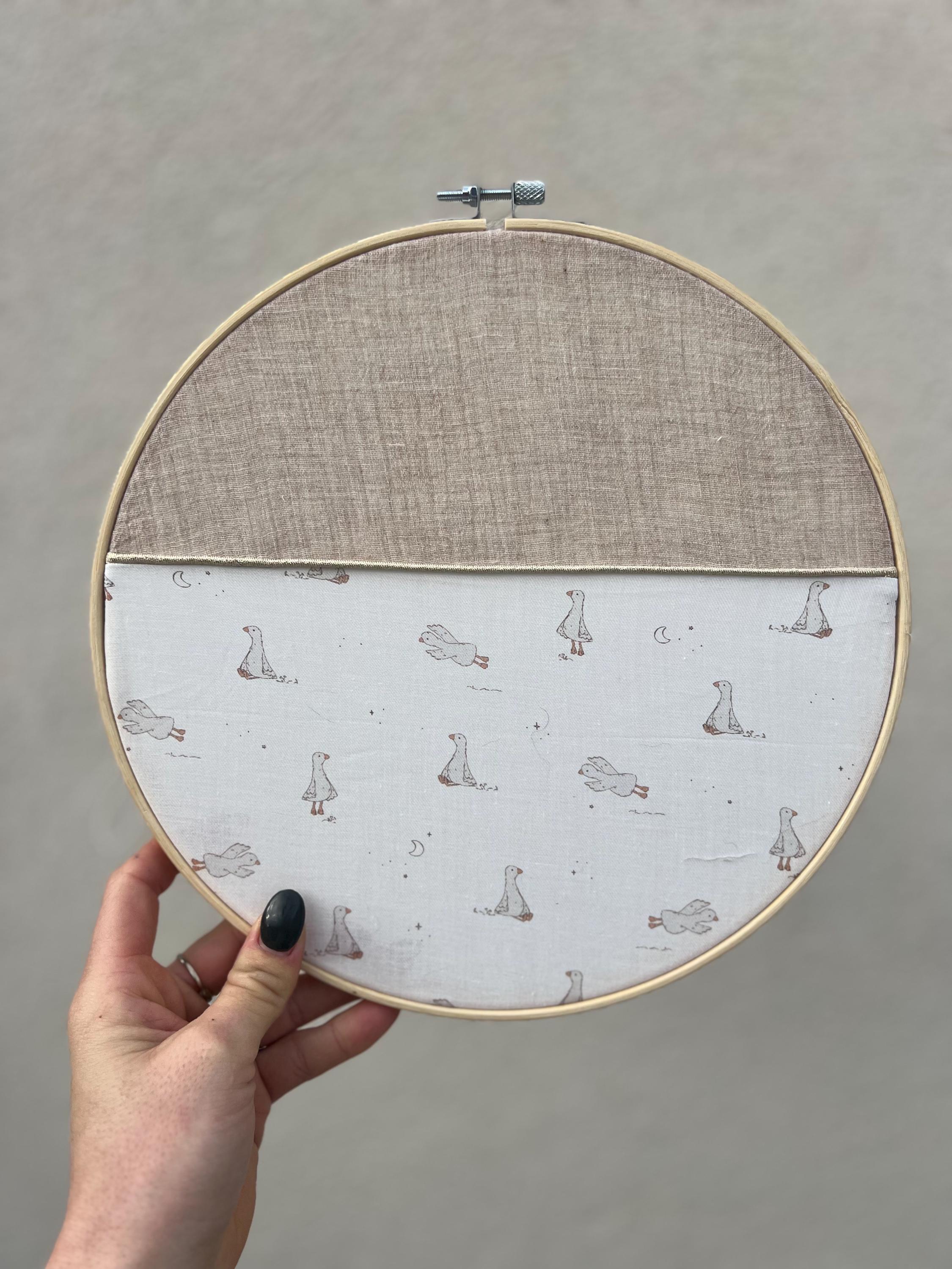 Cerceau de décoration brodé à la main « Cœur tendre » - Décoration pour la chambre de bébé personnalisable