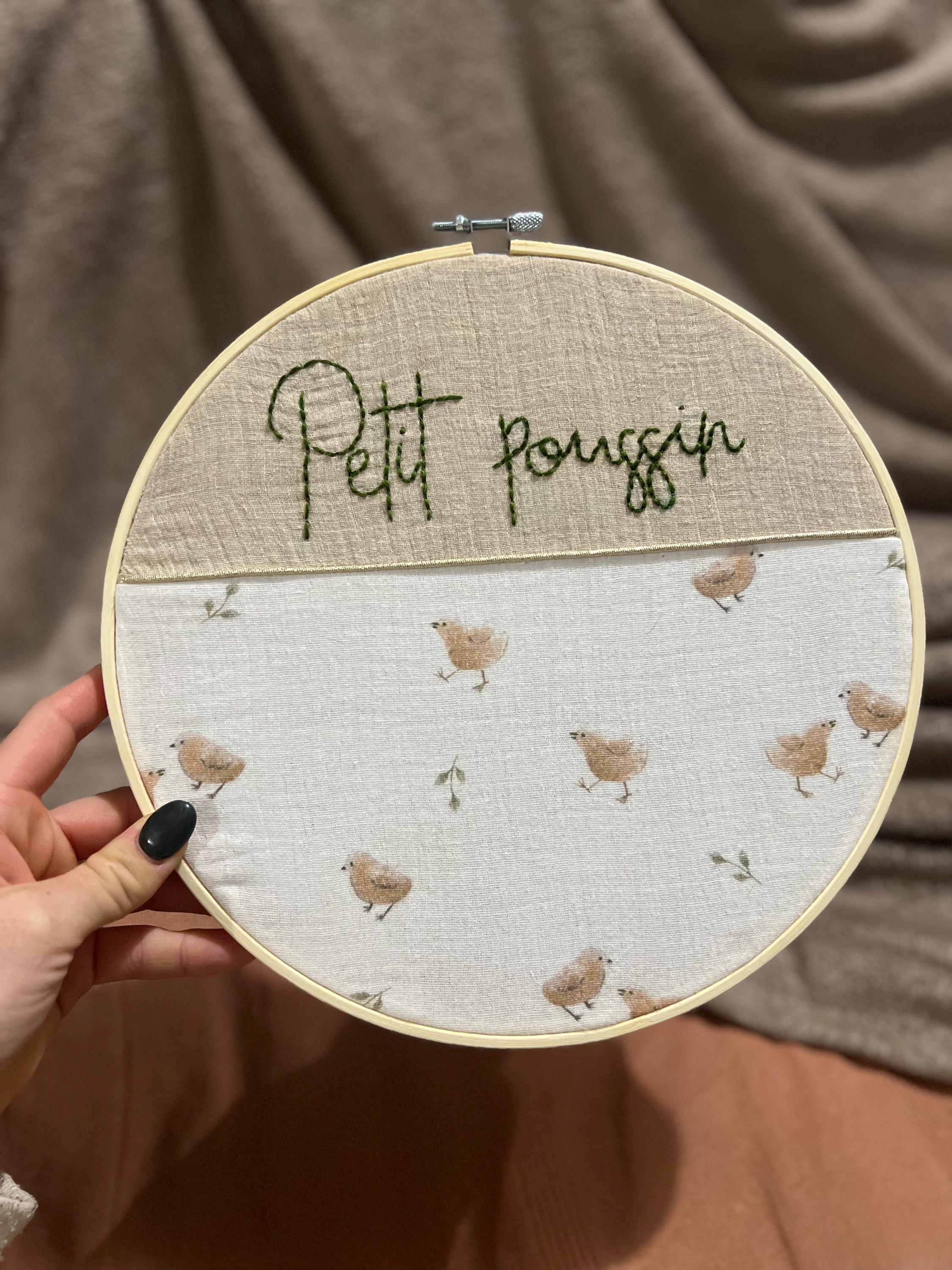 Cercle de décoration brodé main « Petit poussin » - Création artisanale pour la chambre de bébé.