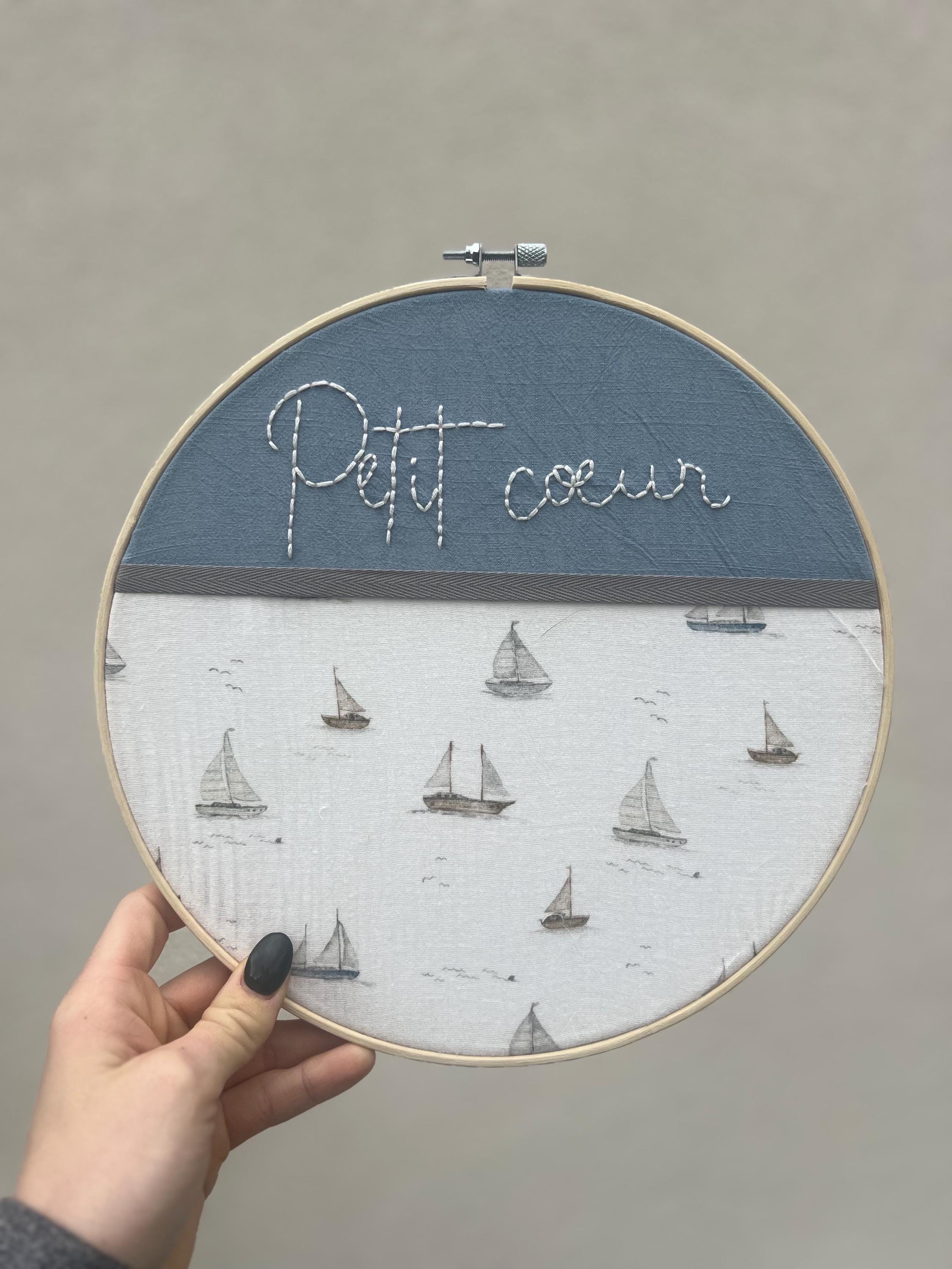 Cercle de decoration brodé à la main personnalisable « Petit cœur » - décoration murale artisanale pour chambre de bébé - Cadeau de naissance