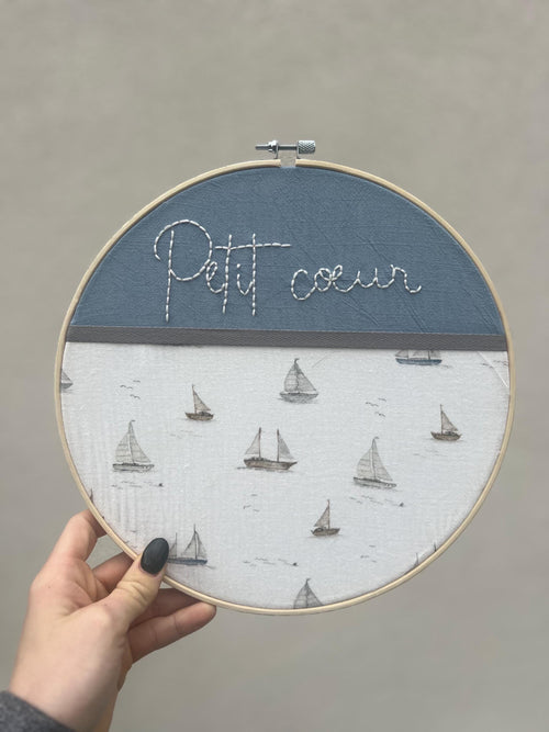 Cercle de decoration brodé à la main personnalisable « Petit cœur » - décoration murale artisanale pour chambre de bébé - Cadeau de naissance