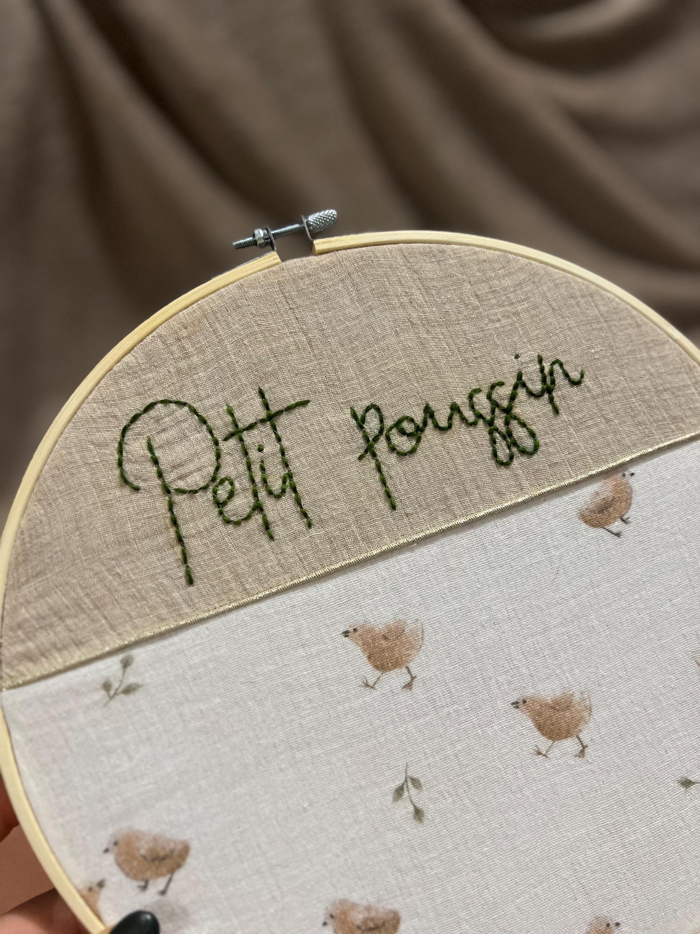 Cercle de décoration brodé main « Petit poussin » - Création artisanale pour la chambre de bébé.