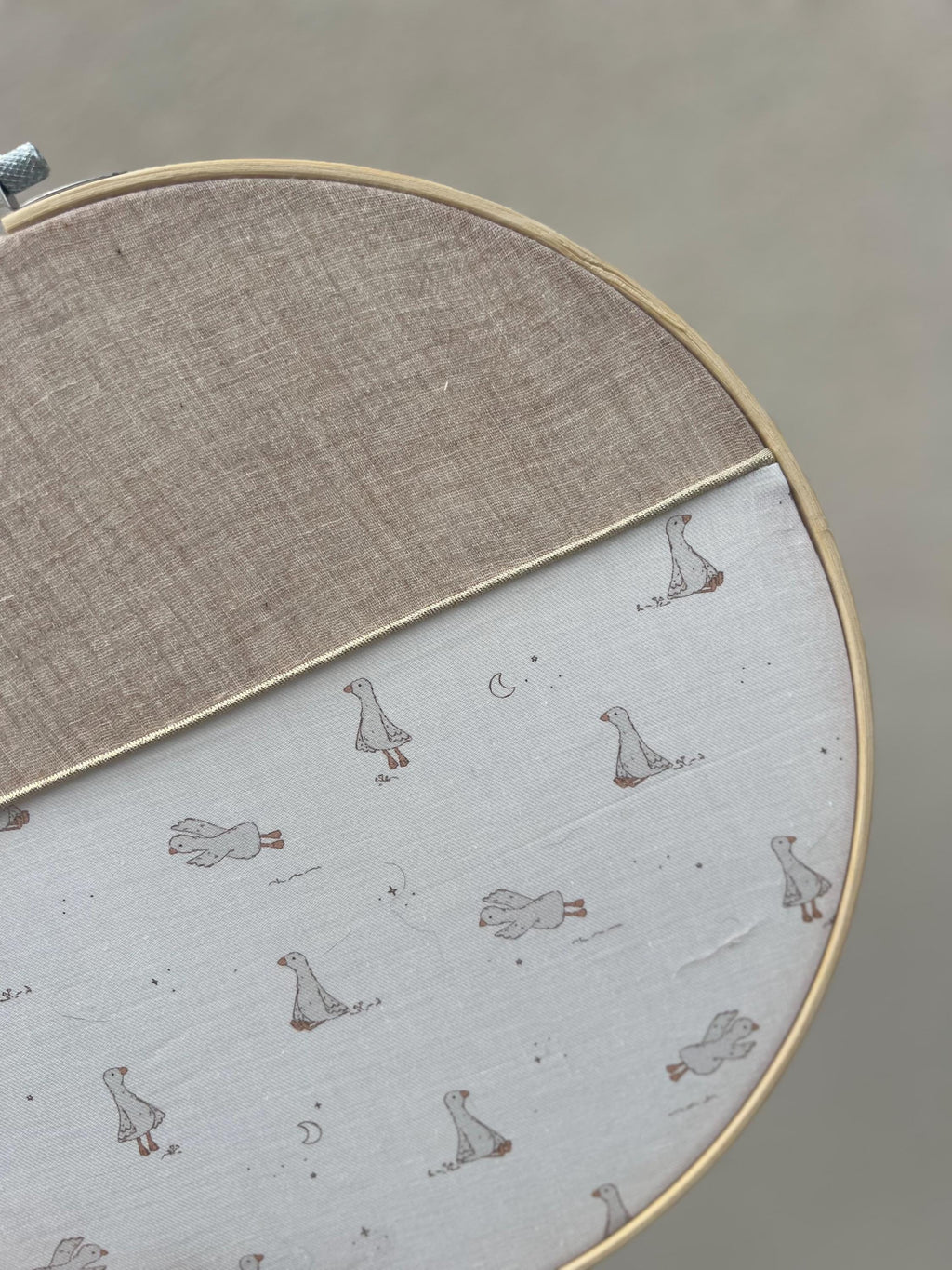 Cerceau de décoration brodé à la main « Cœur tendre » - Décoration pour la chambre de bébé personnalisable